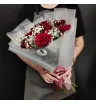 букет из красных роз и белой гипсофилы.