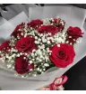 букет из красных роз и белой гипсофилы.