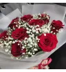 букет из красных роз и белой гипсофилы.
