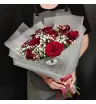 букет из красных роз и белой гипсофилы.
