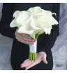 букет невесты из белых калл перевязанной белой лентой