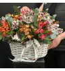 композиция из разноцветных альстромерий в белой корзине