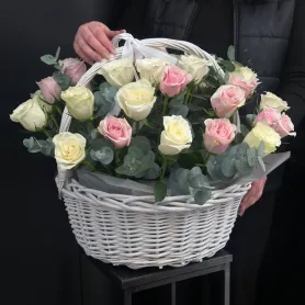 Корзина из белых и розовых роз с эвкалиптом 