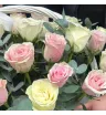 Корзина из белых и розовых роз с эвкалиптом 