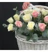 Корзина из белых и розовых роз с эвкалиптом 