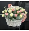 Корзина из белых и розовых роз с эвкалиптом 