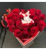коробка в виде сердца с красными розами и конфетами