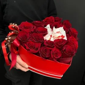 коробка в виде сердца с красными розами и конфетами