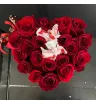 коробка в виде сердца с красными розами и конфетами