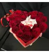 коробка в виде сердца с красными розами и конфетами