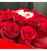коробка в виде сердца с красными розами и конфетами