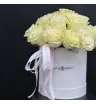 композиция из кремовых роз в круглой белой шляпной коробке