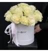 композиция из кремовых роз в круглой белой шляпной коробке