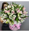 шляпная коробка с белыми и розовыми альстромериями