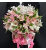 шляпная коробка с белыми и розовыми альстромериями