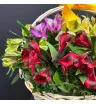 белая корзина с альстромериями разных цветов