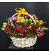 белая корзина с альстромериями разных цветов