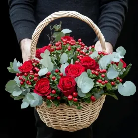 корзина из красных роз и ягод гиперикума с эвкалиптом