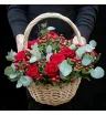 корзина из красных роз и ягод гиперикума с эвкалиптом
