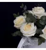 белые эквадорские розы с эвкалиптом в розовой шляпной коробке