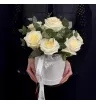 белые эквадорские розы с эвкалиптом в розовой шляпной коробке
