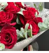 Букет из 23 красных эквадорских роз с эвкалиптом