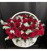 белая корзина с 51 красной розой и эвкалиптом