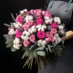 букет из розовых одноголовых роз, ярко-розовых кустовых роз, хлопка, лаванды, нобилиса и эвкалипта