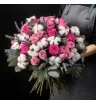 букет из розовых одноголовых роз, ярко-розовых кустовых роз, хлопка, лаванды, нобилиса и эвкалипта