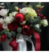 композиция из красных и белых роз, нобилиса, гиперикума и новогодних шаров в коробке