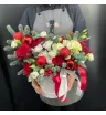 композиция из красных и белых роз, нобилиса, гиперикума и новогодних шаров в коробке