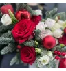 композиция из красных и белых роз, нобилиса, гиперикума и новогодних шаров в коробке