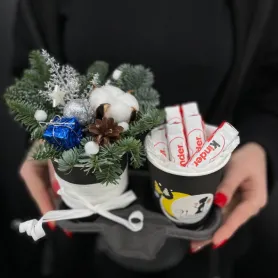 композиция из нобилиса, хлопка, шишек, декоративных шаров и конфет в кофейных стаканчиках