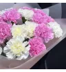 букет из белых и розовых гвоздик.