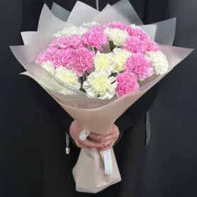 букет из белых и розовых гвоздик.