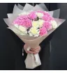 букет из белых и розовых гвоздик.