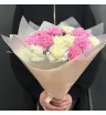 букет из белых и розовых гвоздик.