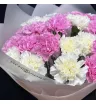 букет из белых и розовых гвоздик.