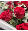 букет из красных роз с эвкалиптом