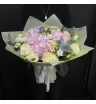 букет из белых роз,розовой гортензии и белой эустомы.