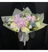 букет из белых роз,розовой гортензии и белой эустомы.