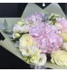 букет из белых роз,розовой гортензии и белой эустомы.