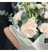 букет из кремовых гвоздик и белой эустомы.