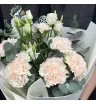 букет из кремовых гвоздик и белой эустомы.