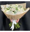 букет из белых роз,альстромерий с белой гипсофилой и эвкалиптом.