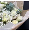 букет из белых роз,альстромерий с белой гипсофилой и эвкалиптом.
