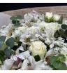 букет из белых роз,альстромерий с белой гипсофилой и эвкалиптом.