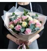 букет из 25 розовых и белых роз с эвкалиптом в упаковке