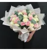 букет из 25 розовых и белых роз с эвкалиптом в упаковке