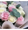 букет из 25 розовых и белых роз с эвкалиптом в упаковке